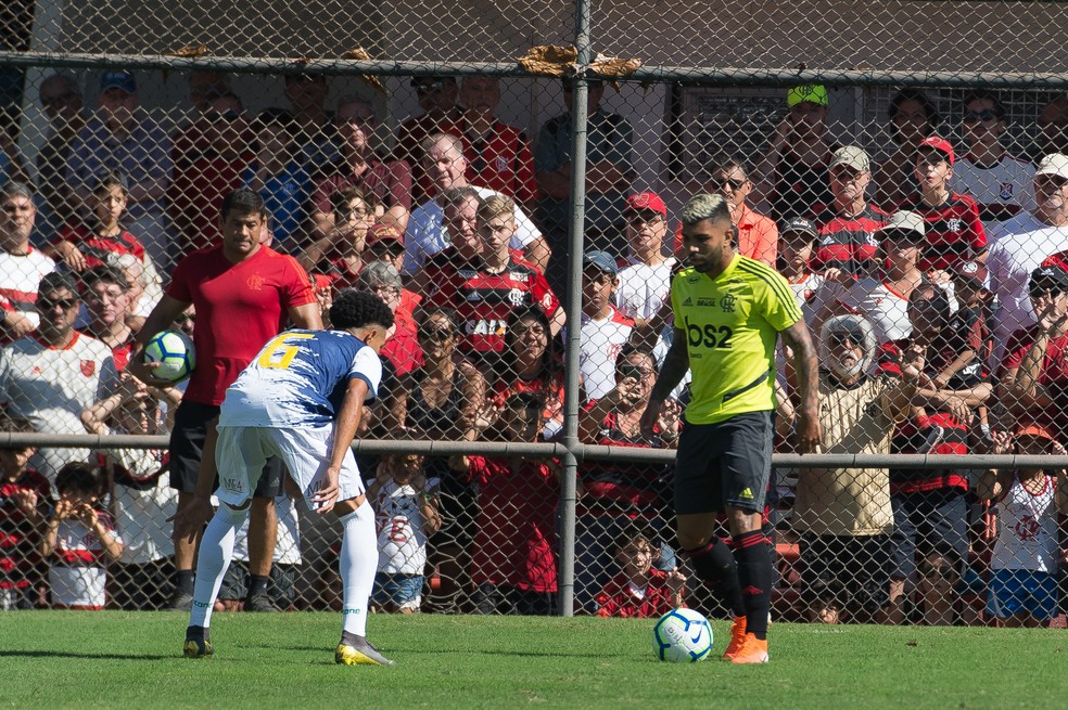 Proximidade entre jogadores e torcedores gerou cenas curiosas â€” Foto: Alexandre Vidal / Flamengo