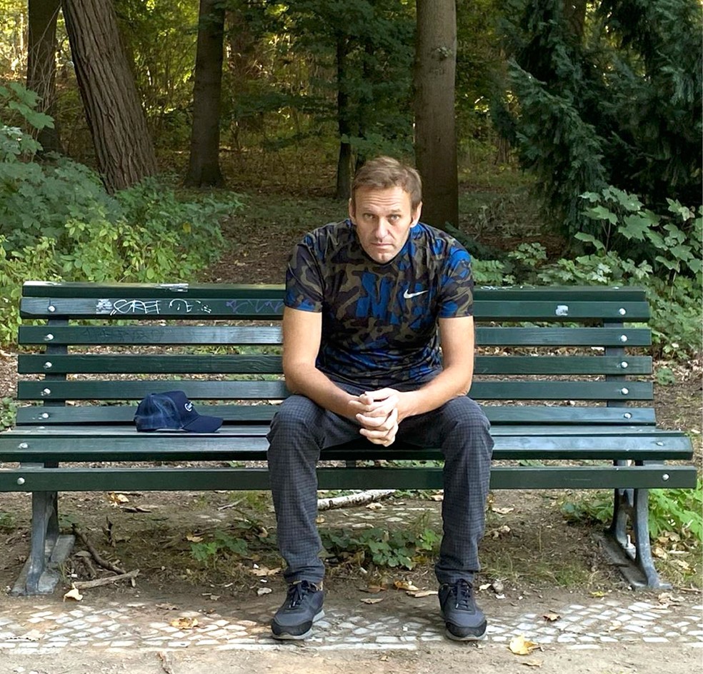 Opositor russo Alexei Navalny foi fotografado sentado em um banco. Imagem foi postada em sua conta do Instagram em 2020 — Foto: Navalny Instagram via AP