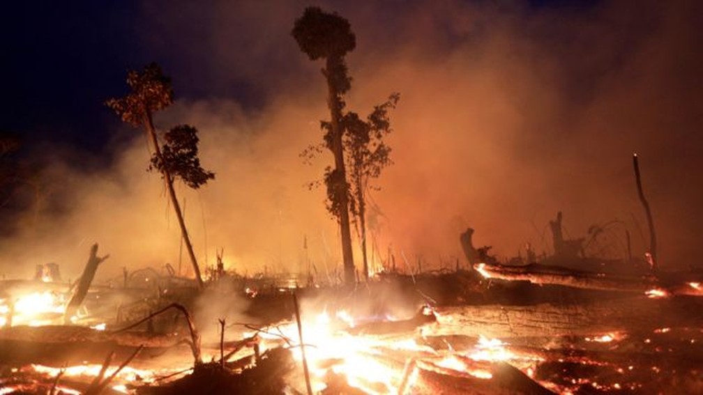 Fogo em Machadinho do Oeste, em Rondônia, dentro da Floresta Amazônica — Foto: Ricardo Moraes/Reuters/via BBC