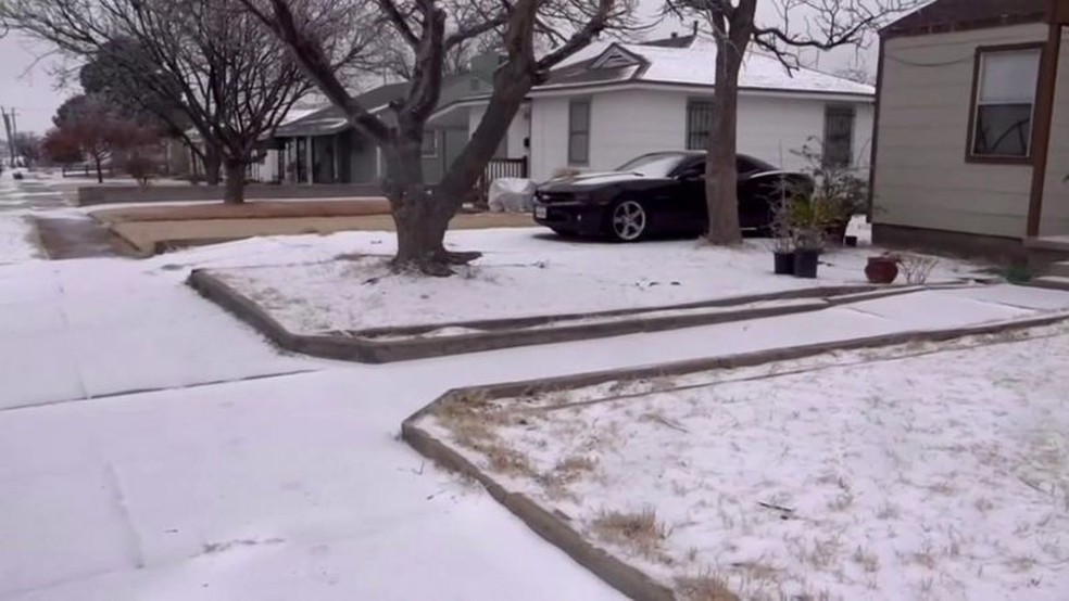 Frio é o mais intenso em 30 anos - ou em mais de um século, em algumas cidades; acima, cena em Odessa, Texas — Foto: Reuters por BBC