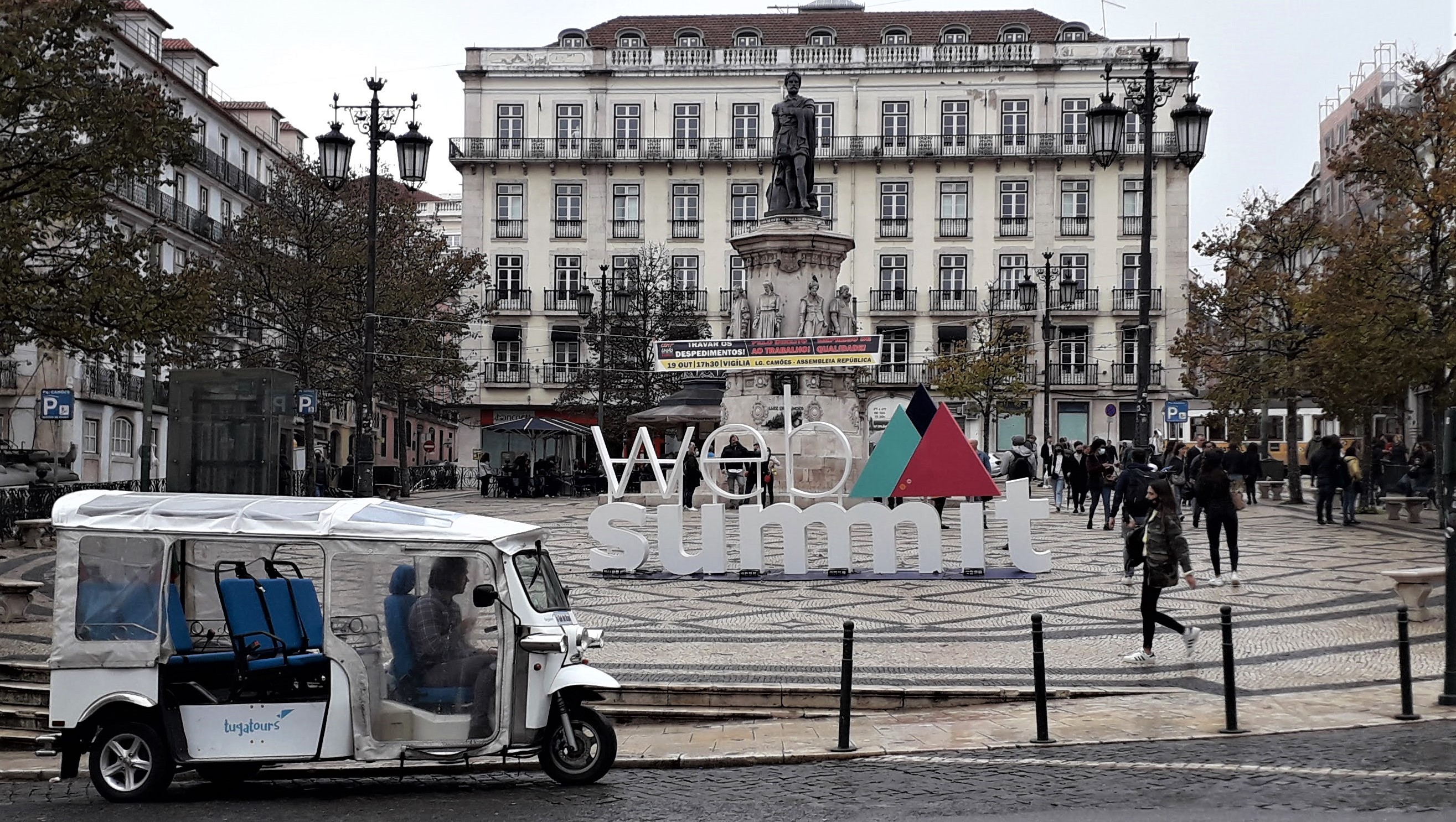 Letreiro da Web Summit no Chiado, em Lisboa