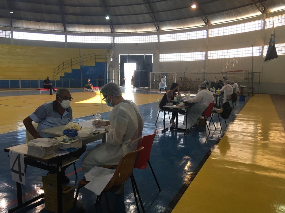 Testagem é feita no ginásio municipal de Tabatinga (SP) — Foto: Vanessa Aguiar/ TV TEM 