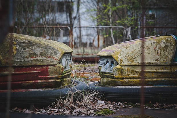Ensaio realizado na cidade de Pripyat, onde ocorreu o acidente nuclear de Chernobyl (Foto: Carol Thomé e Duca Mendes)