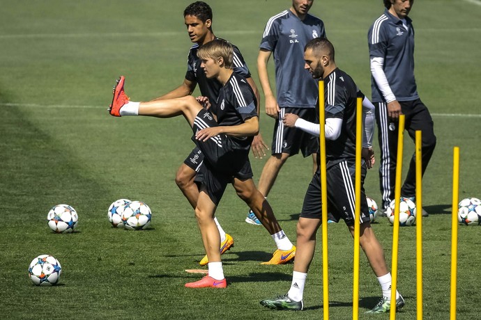 Benzema Odegaard Varane treino Real Madrid (Foto: EFE/Emilio Naranjo)