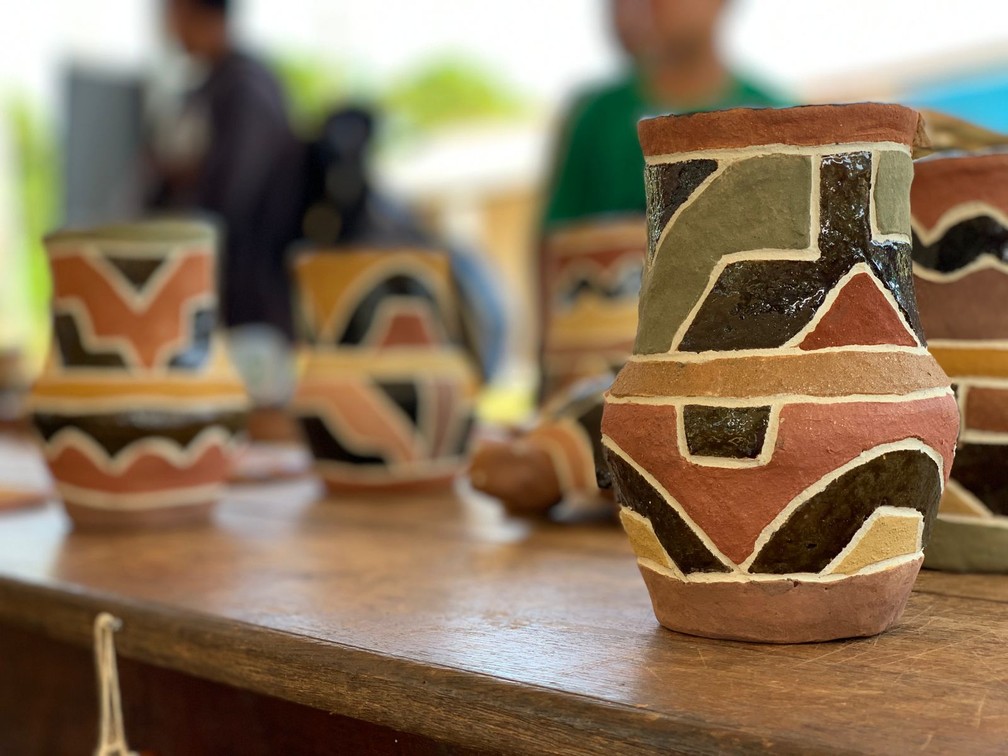 Cerâmicas feitas por mulheres da etnia Kadiwéu, do Mato Grosso do Sul. — Foto: Yara Ramalho/g1 RR