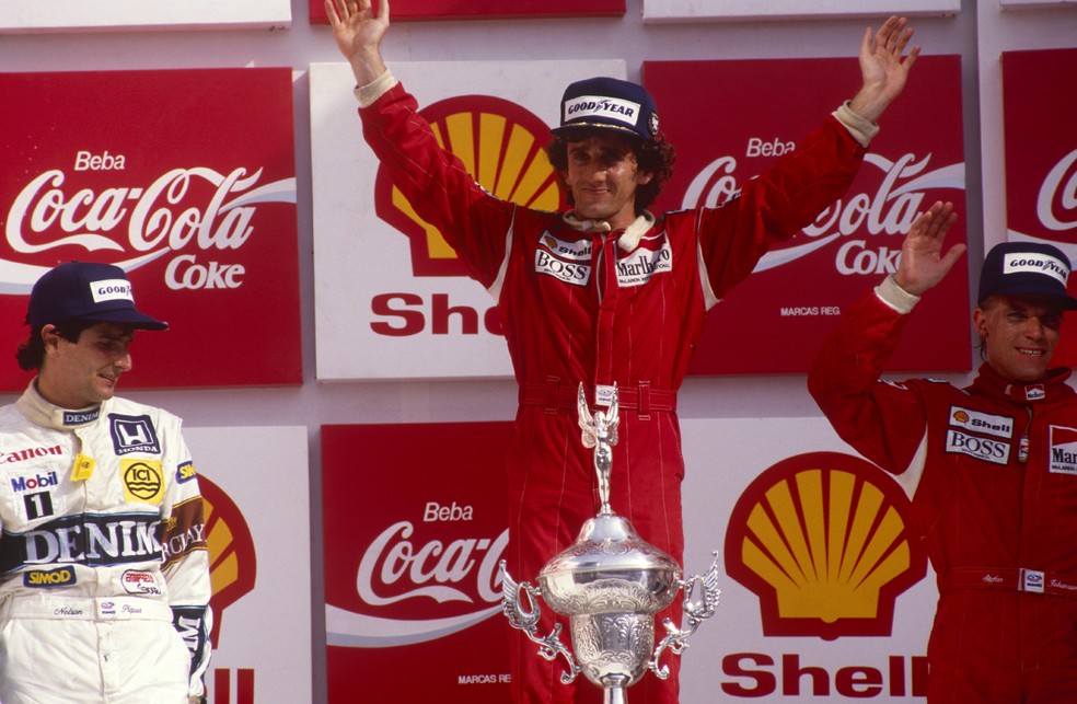 Alain Prost comemora a vitória no GP do Brasil de 1987 — Foto: Getty Images