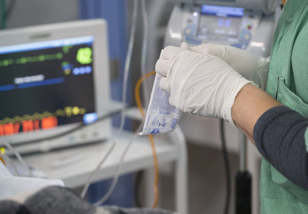 Profissional de sa&uacute;de atente paciente com coronav&iacute;rus no Hospital de Campanha e Santo Andr&eacute;, na Grande S&atilde;o Paulo, nesta segunda-feira (3). &mdash; Foto: Mister Shadow/Estad&atilde;o Conte&uacute;do