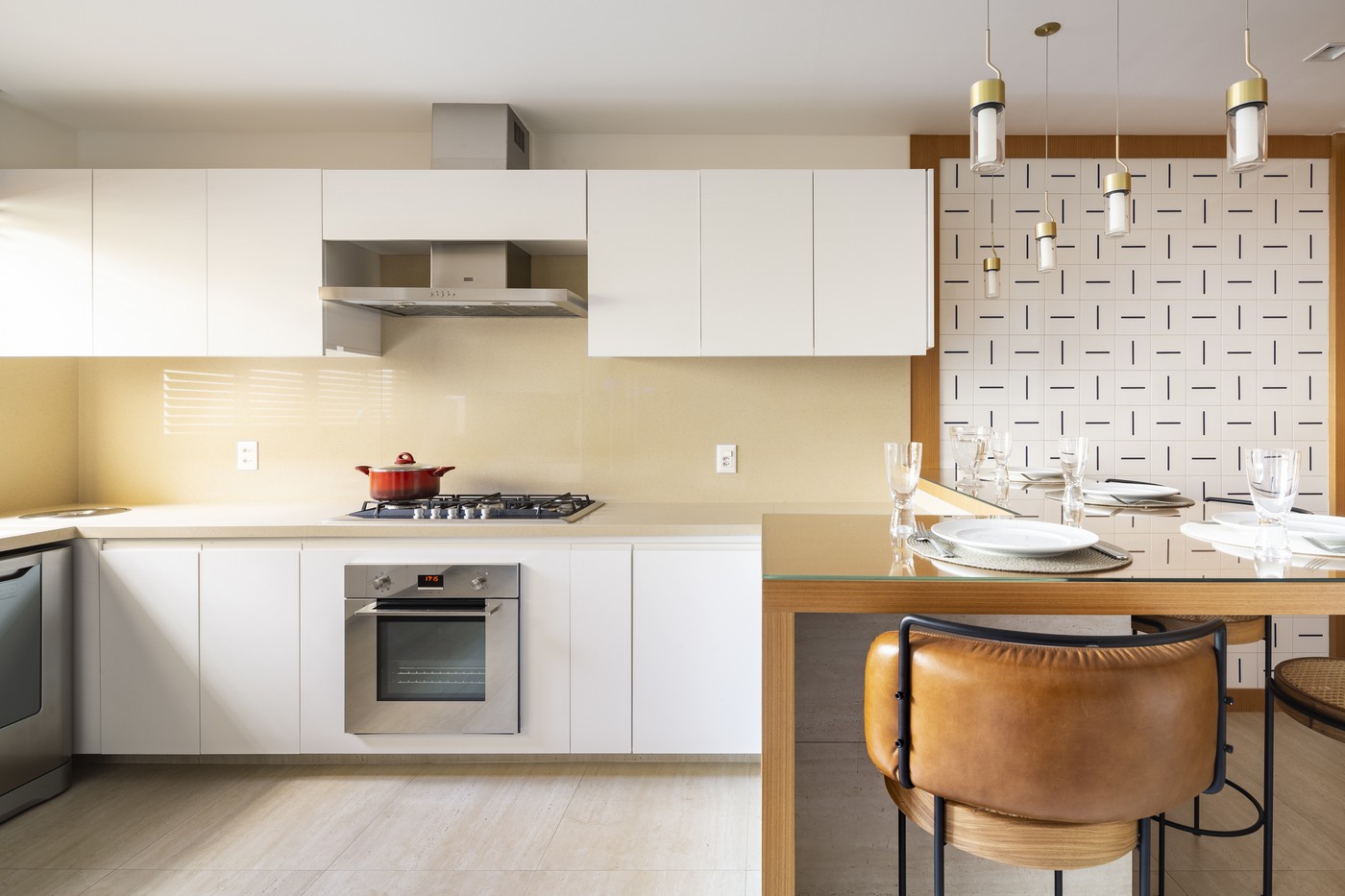 Décor do dia: cozinha com armários brancos e painel de azulejos decorativos (Foto: Joana França)
