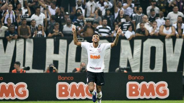 Gustagol comemora o segundo gol do Corinthians