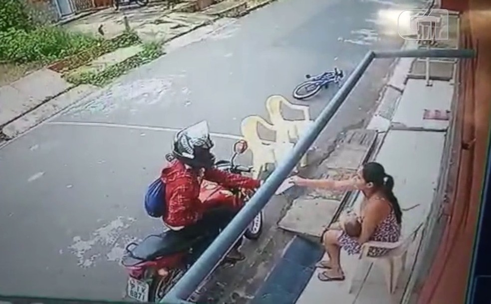 Mulher entrega celular para assaltante no residencial JoÃ£o Paulo II, na Zona Sul de Teresina â Foto: ReproduÃ§Ã£o