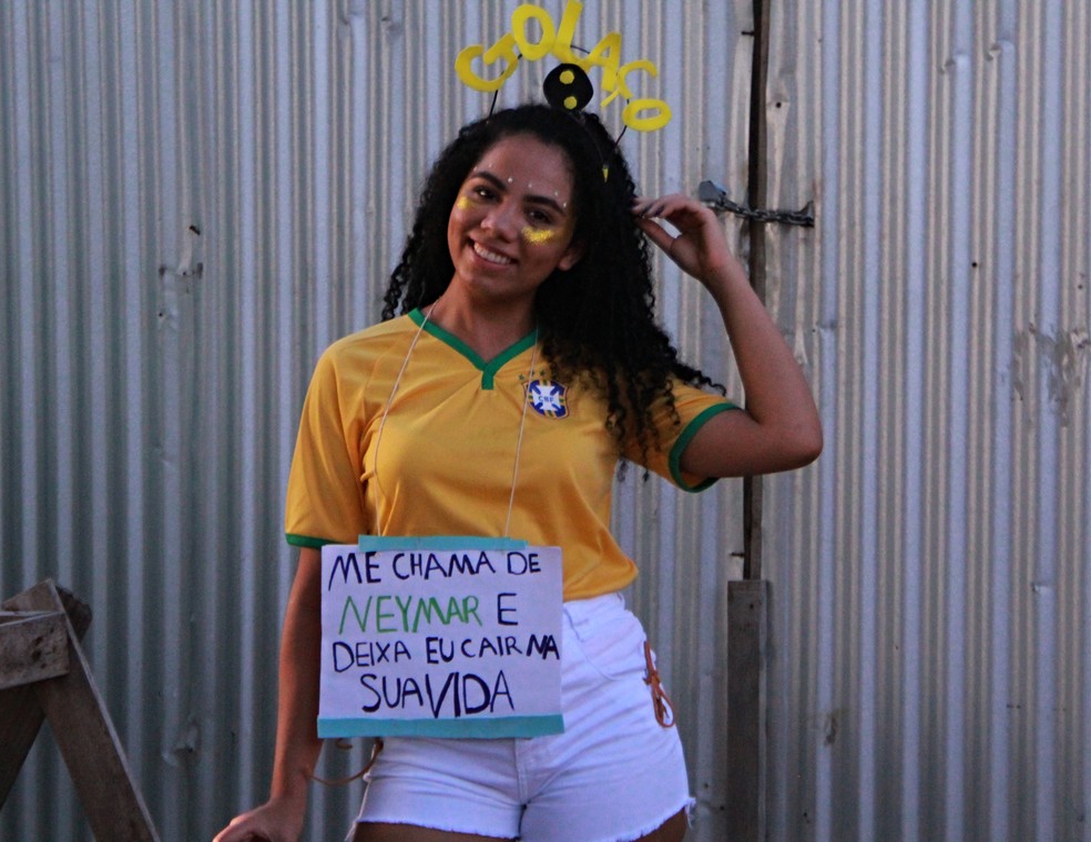 Neymar Cantadas E Fake News Plaquinha Na Fantasia E Moda Em Bloquinho De Manaus Carnaval 2019 No Amazonas G1
