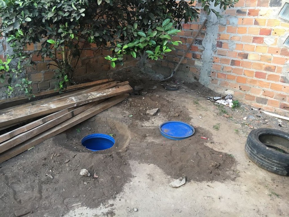 Material foi encontrado em tonÃ©is enterrados no quintal da casa onde suspeito estava (Foto: DivulgaÃ§Ã£o/SSP)
