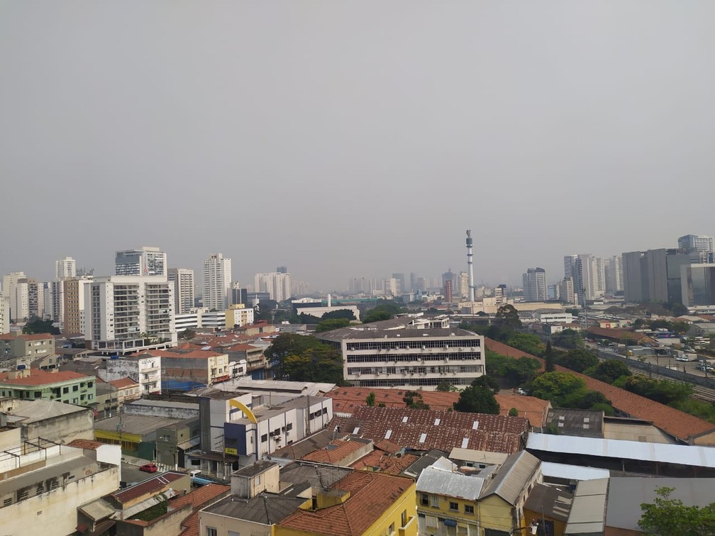 Céu na Barra Funda na manhã deste sábado, Zona Oeste de SP — Foto: Luciana Oliveira/G1