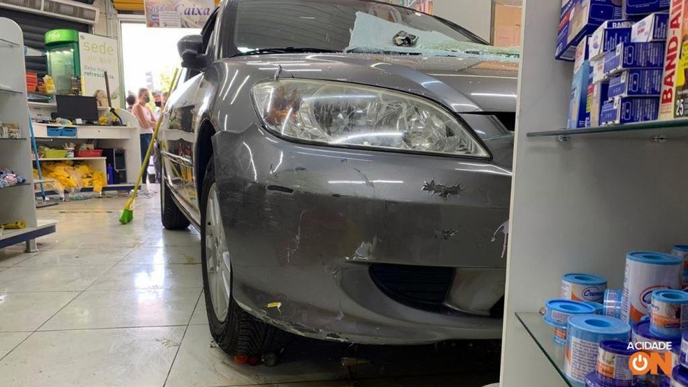Carro invade farmácia em Araraquara — Foto: A Cidade ON/Araraquara