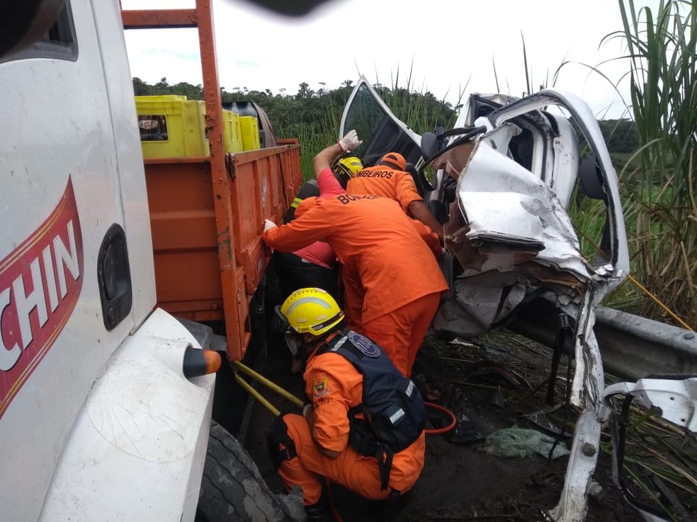 Corpo de Bombeiros foram acionados para retirar vítimas do carro na AL-101 Norte — Foto: Bombeiros