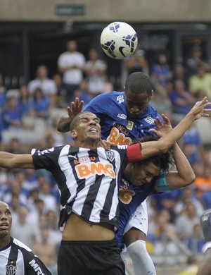 Léo Silva e Marcelo Moreno - Cruzeiro x Atlético-MG (Foto: Gualter Naves/Light Press)
