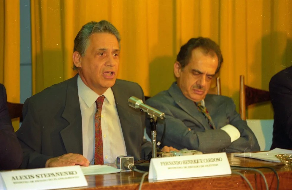 Então ministro da Fazenda, FH divulga novo plano de estabilização econômica, que criava a URV, como novo indexador para a economia, embrião do Plano Real. Ao seu lado, Pedro Simon - 07/12/1993 — Foto: Sergio Marques / Agência O Globo