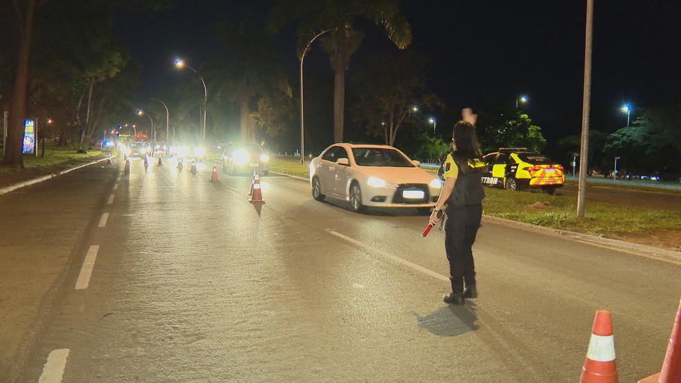 Blitz flagra motoristas alcoolizados na Asa Sul, em Brasília — Foto: TV Globo/Reprodução