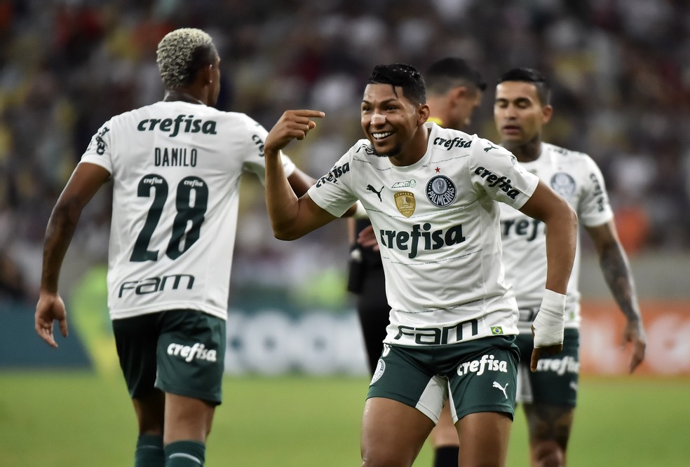 Rony comemora gol de bicicleta pelo Palmeiras contra o Fluminense — Foto: André Durão