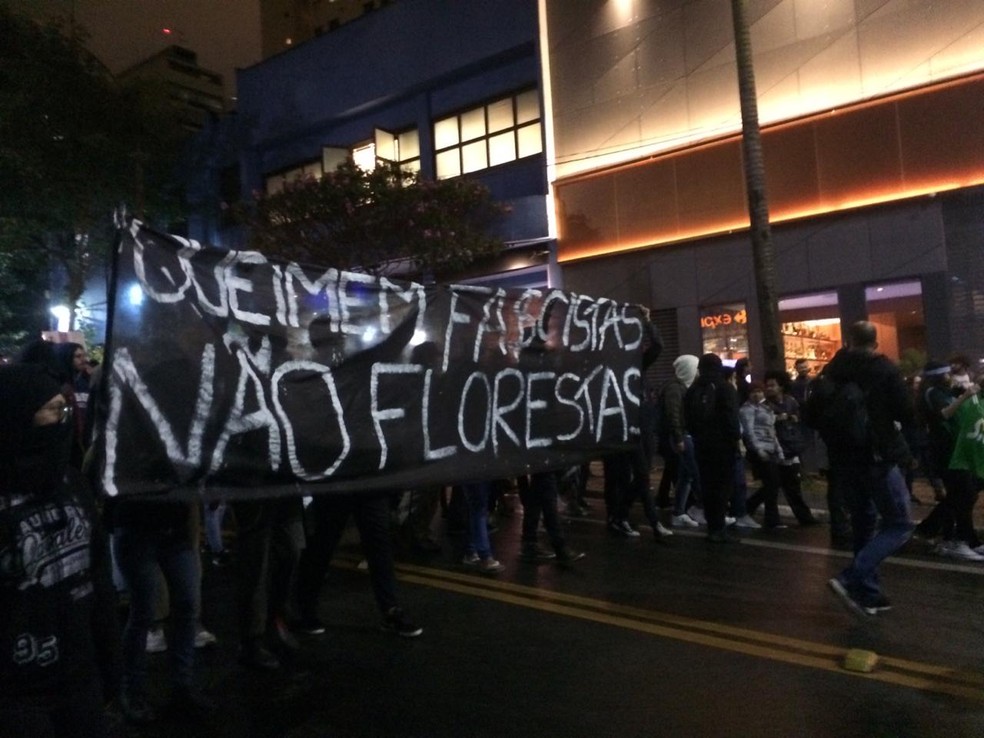 SÃO PAULO, 20h10: faixa no protesto diz: 'Queimem fascistas, não florestas' — Foto: Beatriz Magalhães/G1