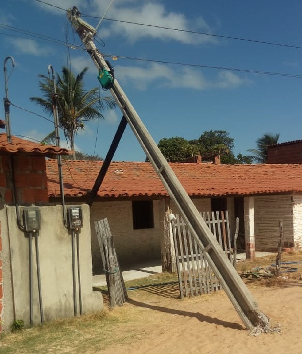 Morador Usa Tabua De Madeira Para Segurar Poste Ameacado De
