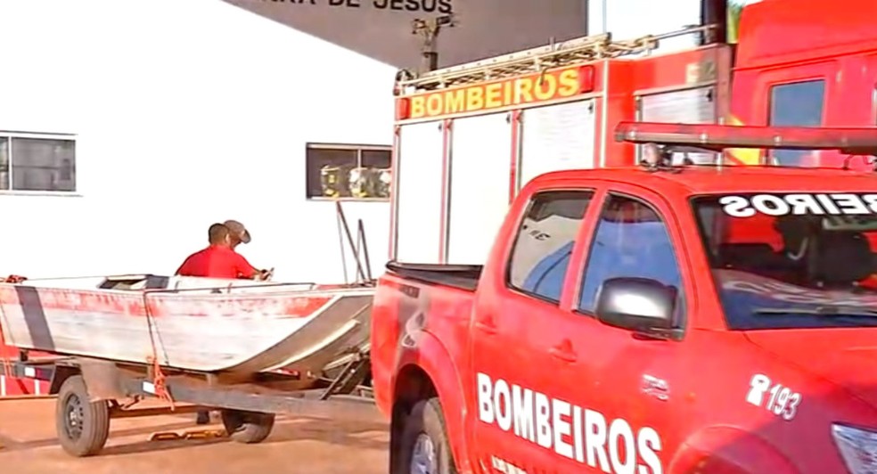 Bombeiros retomaram buscas nesta segunda-feira (25) — Foto: TVCA/Reprodução