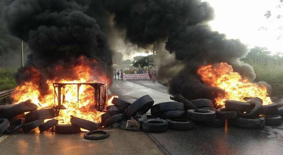 Pneus em chamas bloqueiam a BR-101, no Recife (Foto: Ascom/ PRF)