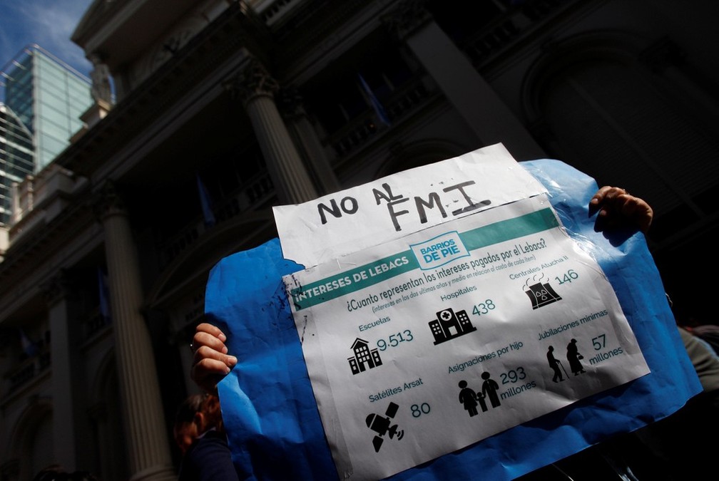 Em Buenos Aires, manifestante segura cartaz contra o novo pedido de ajuda da Argentina ao FMI (Foto: Martin Acosta/Reuters)