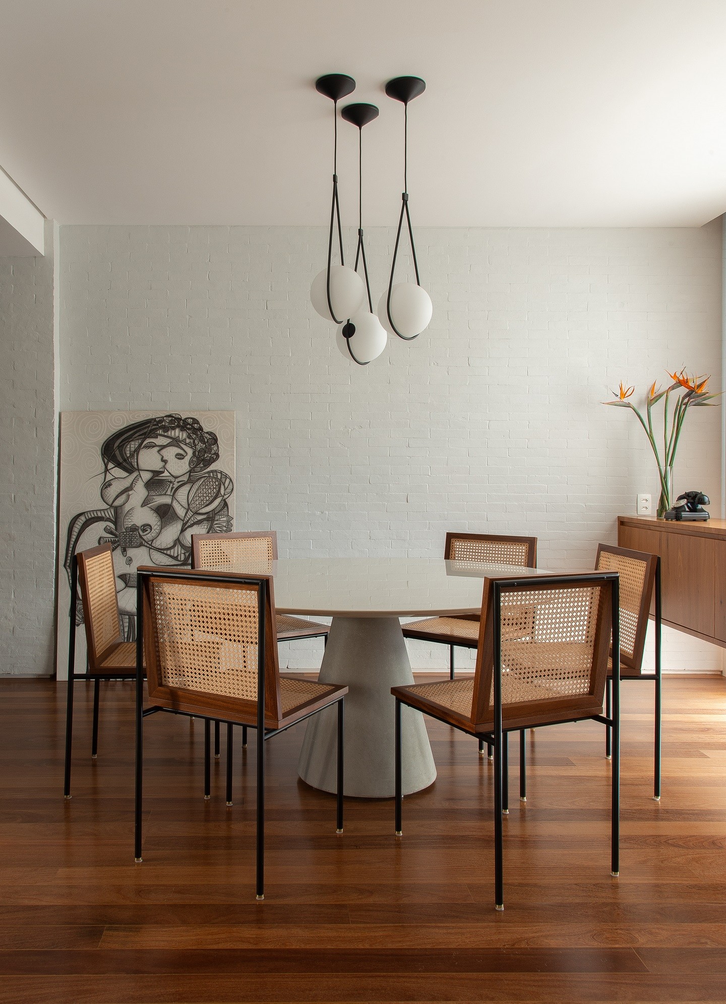 Décor do dia: sala de jantar minimalista mistura preto, branco e madeira (Foto: Caca Brakte)
