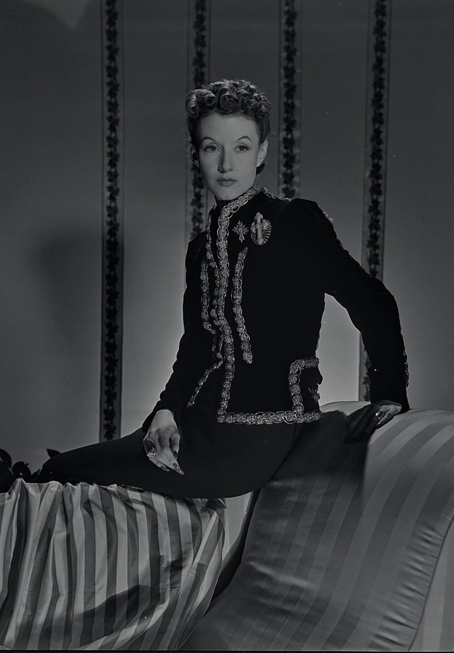 UNITED STATES - NOVEMBER 10: Mrs. Ronald Balcom (aka Millicent Rogers) wearing black velvet Schiaparelli dinner suit with metallic-braid edging and fleury-cross diamond and coral brooches. (Photo by Horst P. Horst/Conde Nast via Getty Images) (Foto: Conde Nast via Getty Images)