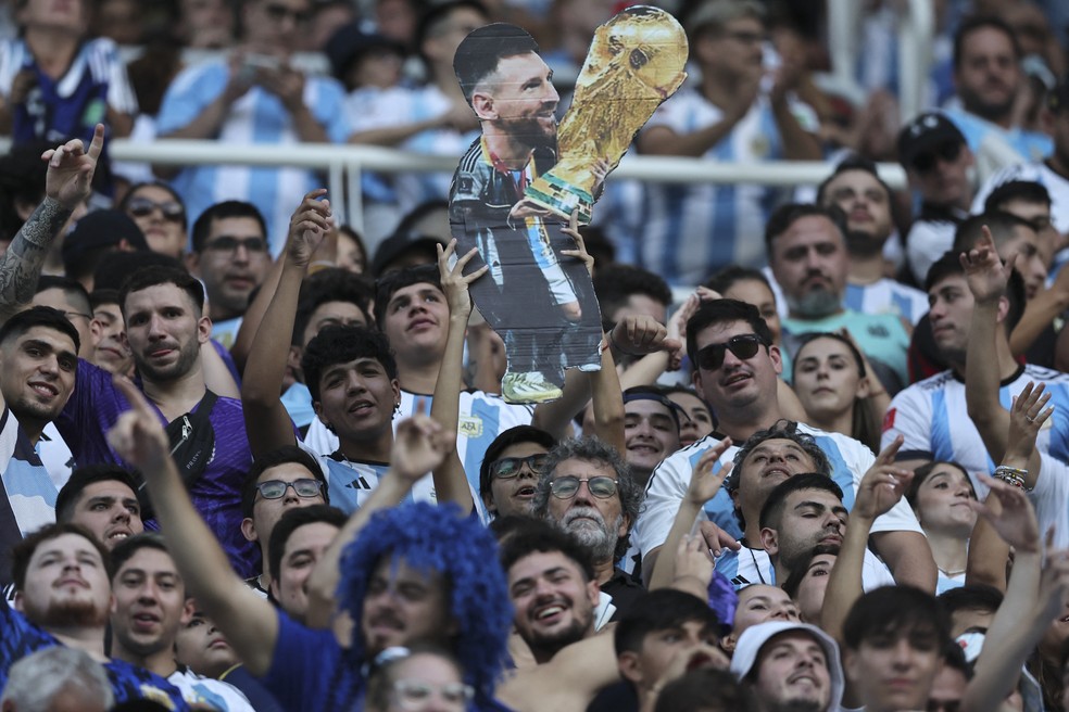 Torcida com imagem de Messi e a taça da Copa do Mundo em amistoso Argentina x Curaçao — Foto: Alejandro Pagni / AFP
