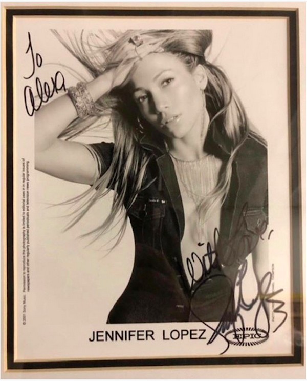A foto compartilhada pelo namorado de Jennifer Lopez com o autófrago e a dedicatória dela, feita há 20 anos (Foto: Instagram)