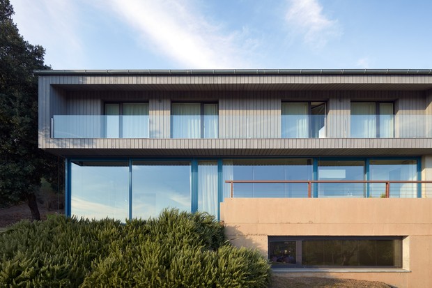 Casa na Espanha combina concreto,  madeira e soluções sustentáveis (Foto: Pol Viladoms / Divulgação)