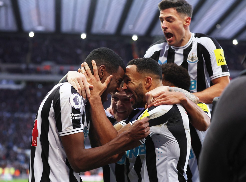 Jogadores do Newcastle comemoram com Isak gol da vitória contra o Fulham — Foto: Lee Smith/Reuters