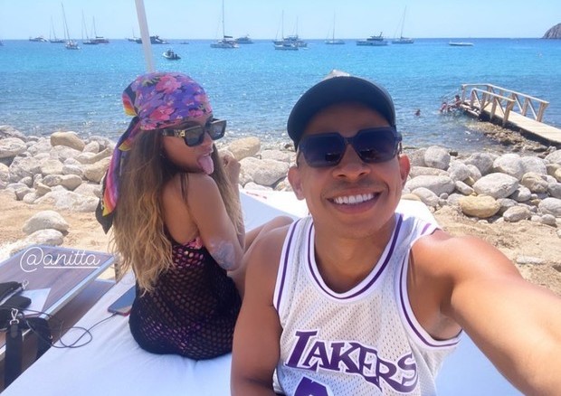 Anitta e Neymar se encontram com amigos em Ibiza (Foto: Reprodução/Instagram)