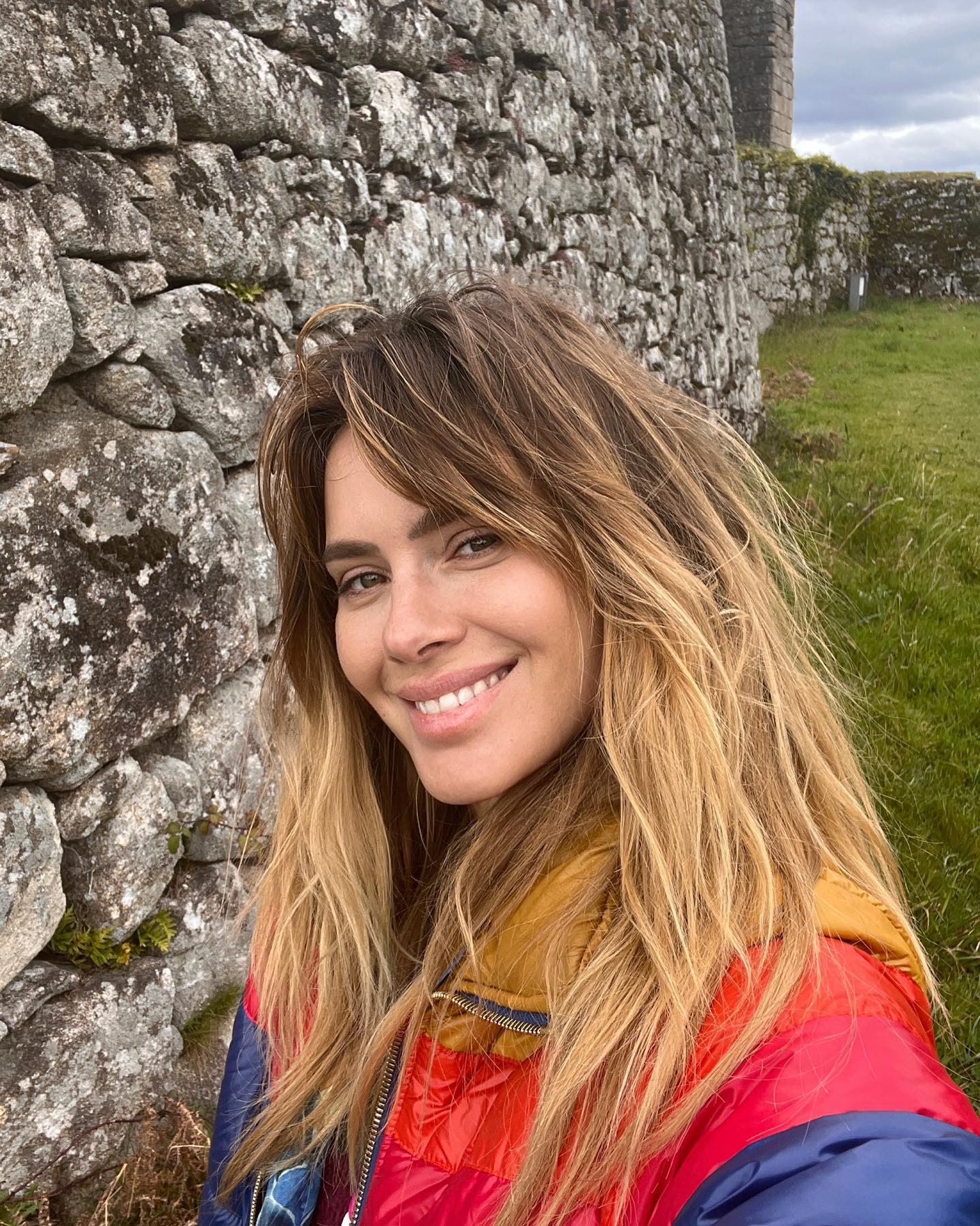 Carolina Dieckmann posa em ponto turístico de Portugal e encanta seguidores (Foto: Reprodução / Instagram)