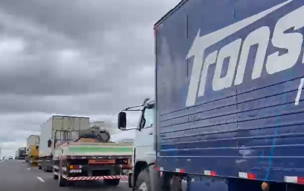 Rodovias de Lins têm pontos de bloqueio em protestos contra resultado das urnas — Foto: NovaTv /Reprodução