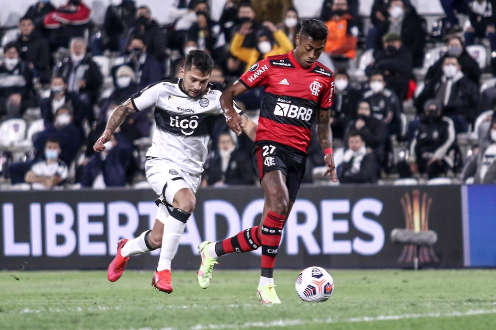 Bruno Henrique arranca com a bola em Olimpia x Flamengo, pela Libertadores — Foto: Staff Images / CONMEBOL