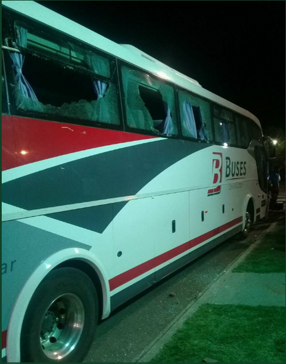 Ônibus que levava arbitragem é apedrejado na Argentina (Foto: Reprodução/Twitter)