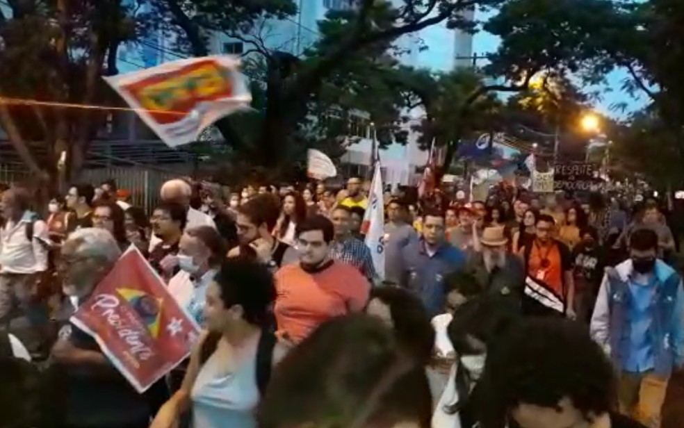 Grupo faz ato contra o terrorismo e em defesa &agrave; democracia em Goi&acirc;nia, Goi&aacute;s &mdash; Foto: Reprodu&ccedil;&atilde;o/TV Anhanguera