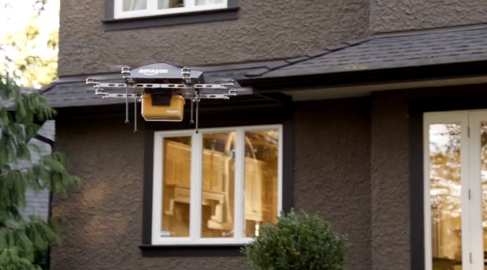 O sobrevoo de drones a residências e espaços privados é controverso (Foto: Reprodução/Amazon)