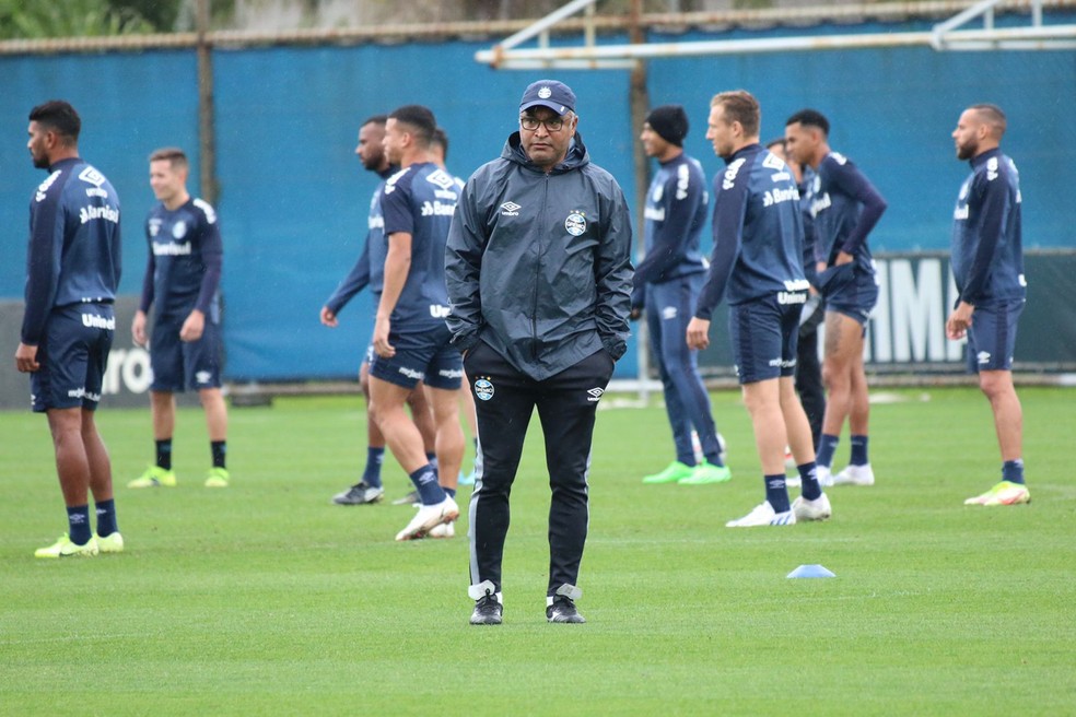 Roger comanda treino do Grêmio — Foto: João Victor Teixeira
