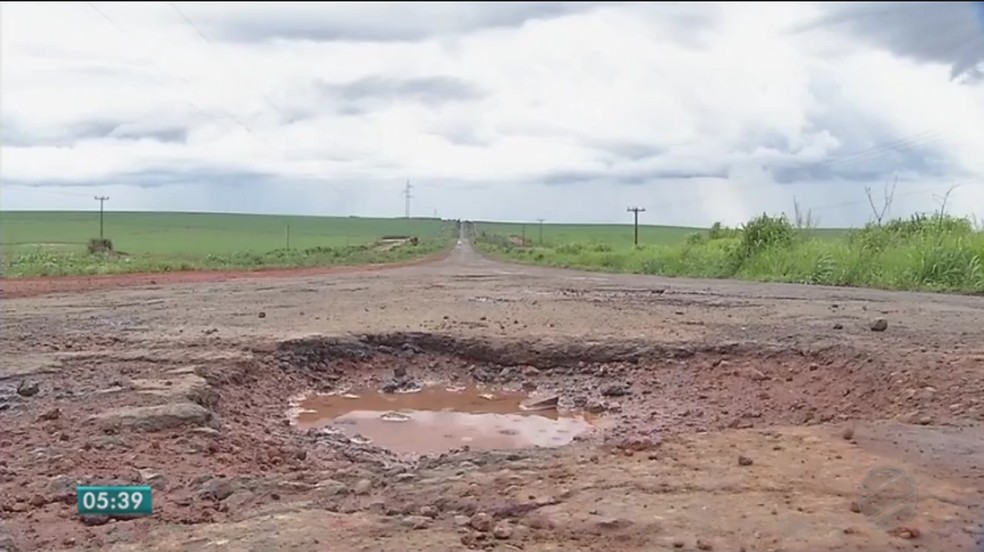 Caminhoneiros contaram 5 mil buracos entre Alto Araguaia e Alto Taquari — Foto: TVCA/Reprodução