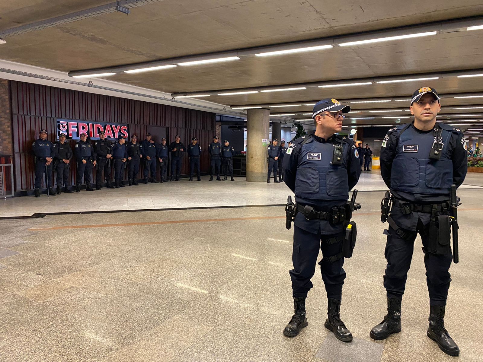 Policiais no aeroporto de Brasília na chegada de Bolsonaro — Foto: Alice Cravo/O Globo