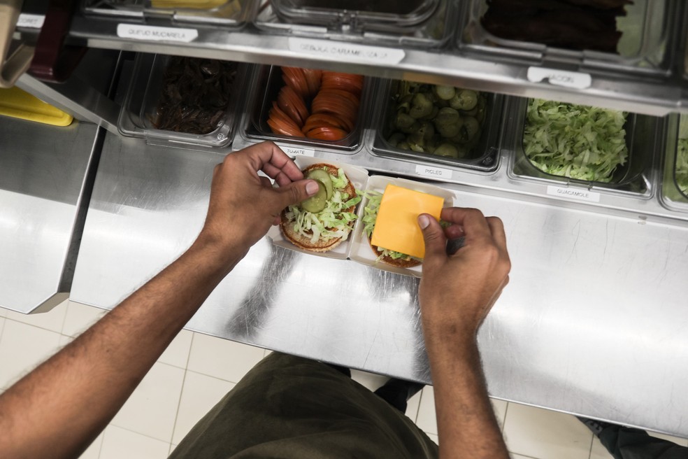 Montagem do Big Mac (Foto: Fábio Tito/G1)