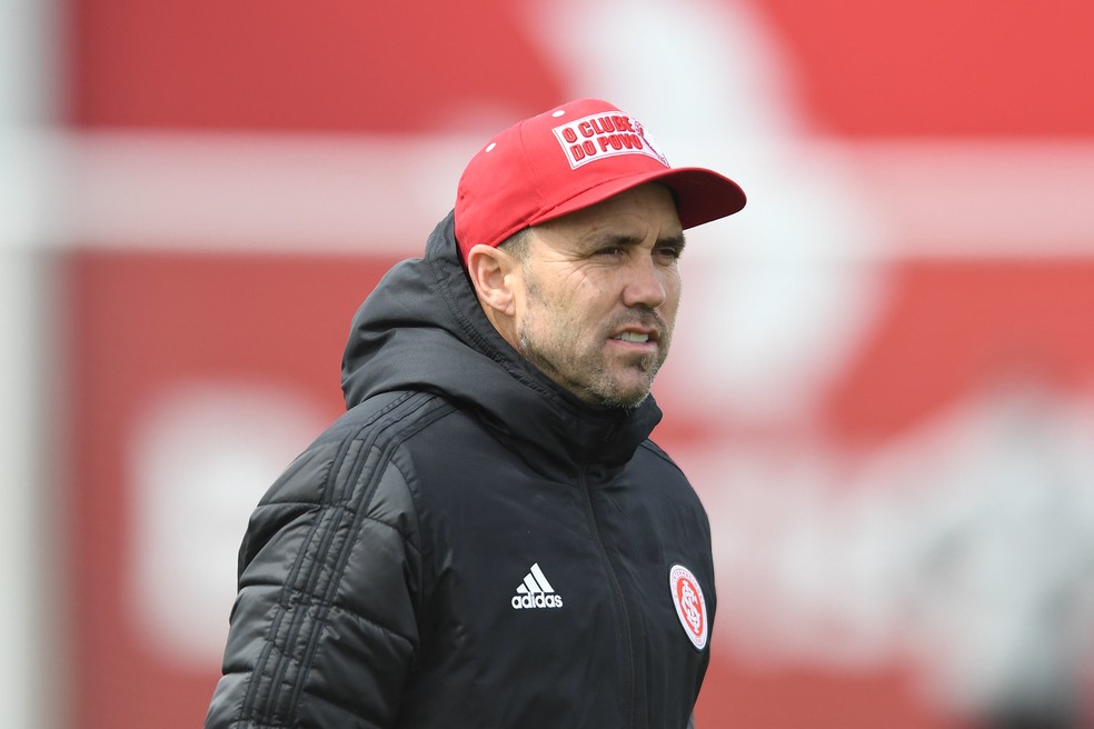 Eduardo Coudet terá de escalar Inter sem muitas peças — Foto: Ricardo Duarte / Internacional