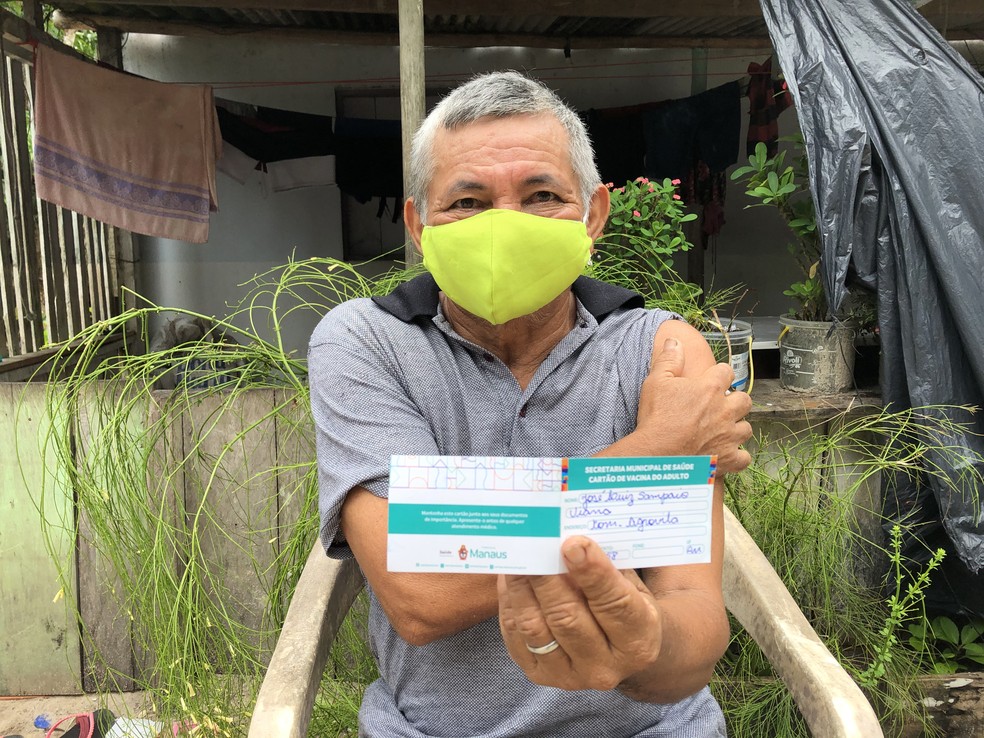 Feliz, idoso exibe cartão de vacinação.  — Foto: Matheus Castro/G1