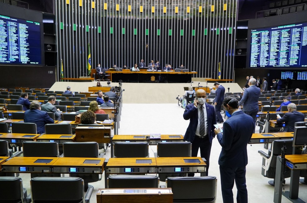 Deputados reunidos no plenário da Câmara durante a sessão desta quarta-feira (18) — Foto: Pablo Valadares/Câmara dos Deputados
