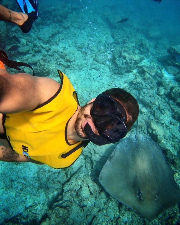 Caio Castro mergulhando nas Ilhas Maldivas (Foto: Reprodução/Instagram)
