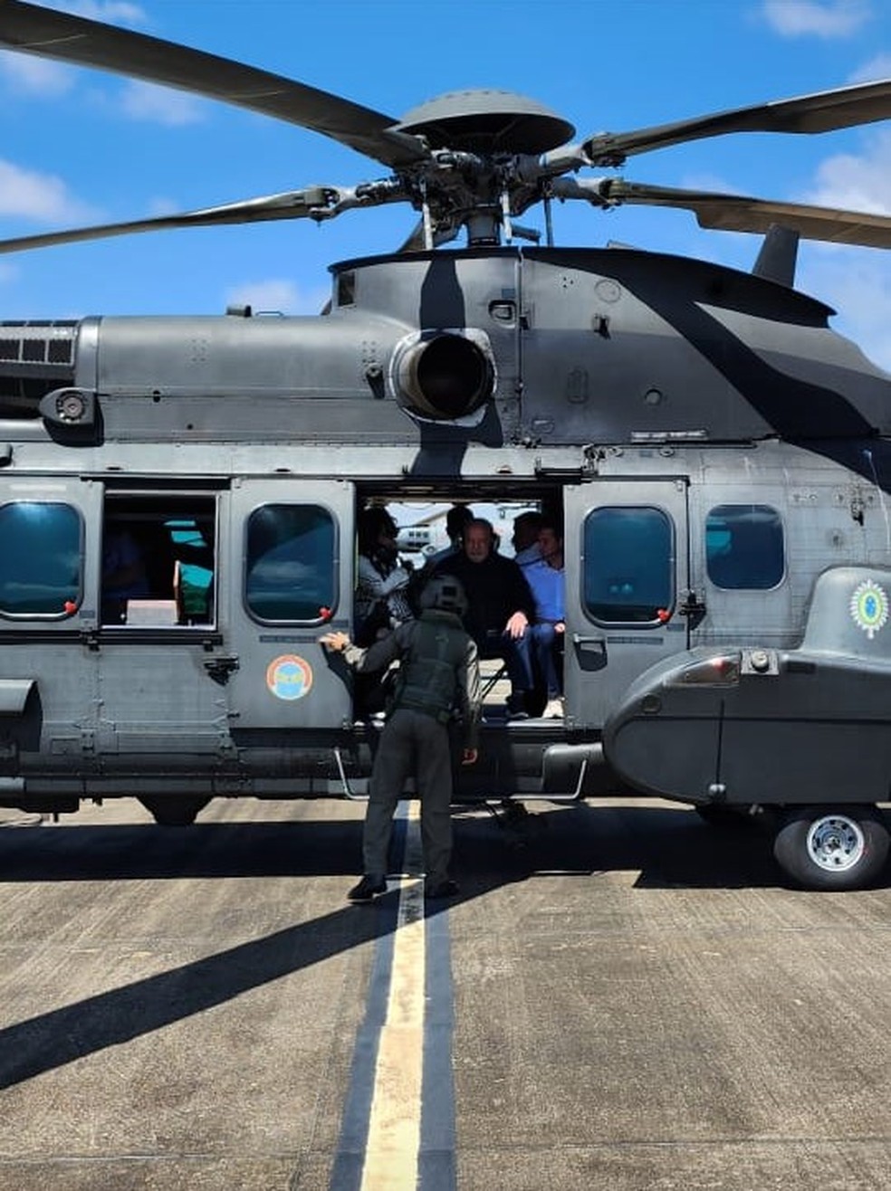 Lula embarca em helic&oacute;ptero para visitar &aacute;reas atingidas por chuvas no litoral de SP &mdash; Foto: Reprodu&ccedil;&atilde;o